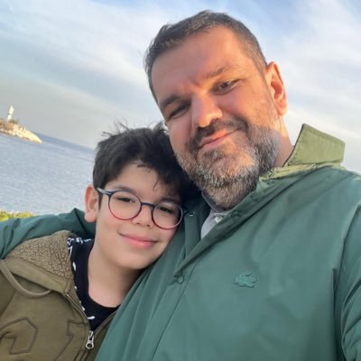 Her türlü teknolojiye düşkün, bilgisayar oyunlarını seven, Efe ile Ela'nın babası, Türkiye sevdalısı.