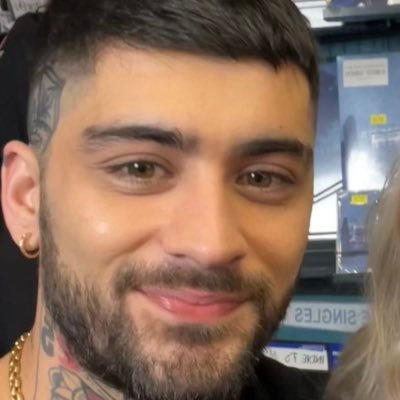 my heart belongs to zayn, now + forever. 🤍 { 𝟏𝟏:𝟏𝟏 } ; scoppierà il colore 🪶 ; più 𝑨𝒎𝒐𝒓𝒆. ❤️🩹