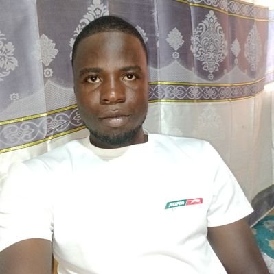 Yao Dabe wahabu est mon nom . Je suis blagueur et créateur de contenu