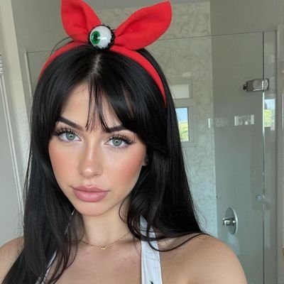 Elsagalvanx's profile picture. 21 🌹 | Black-haired Muse 🖤  
Model • Creator • Troublemaker 
Don’t fall too hard 😉