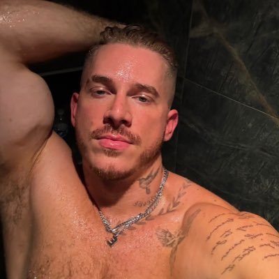 the fuckboy exterior is to protect my innocent mommas boy heart 😉 📸 instagram: evanpitcher