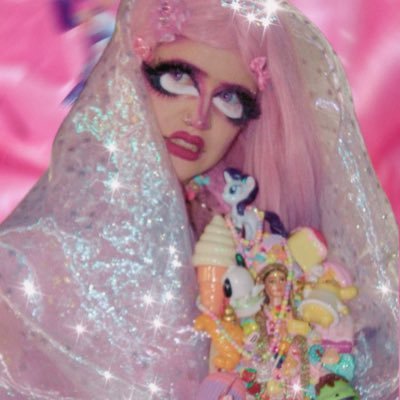 La Gyaru Cachanilla de tus sueños AKA La trovadora travesti de Mexico(⑉• ﻌ •⑉)💗  Sigueme en insta como @HoneyDecoArt જ⁀➴ °❀Collabs: HoneyDecoArt@Gmail.com ₊˚⊹♡