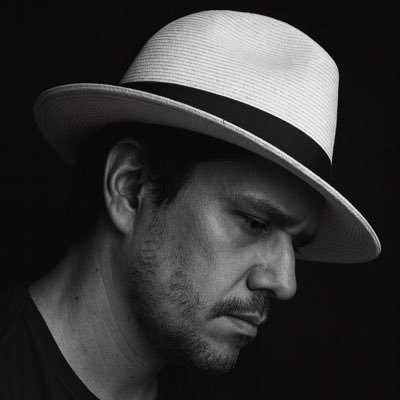 Amante de la buena música, el arte, el café, las finanzas y el crecimiento personal.