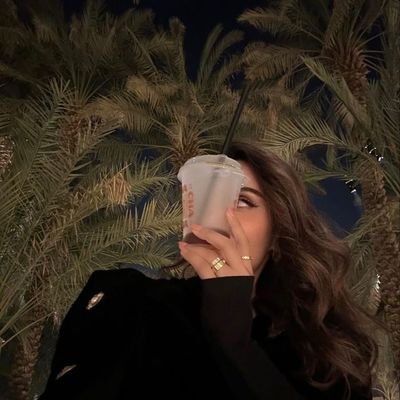 كُلما تركت بيني وبين الآخرين مسافة نجوت،
القُرب لم يعُد ينفعني بشيء.