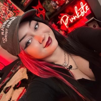 29 | Horror Streamer | VA for Mi @hillsandmonster | Alt Fashion | Music Lover | Invisible Illness & Disability Awareness | Bisexual // priv: @petitepvnk