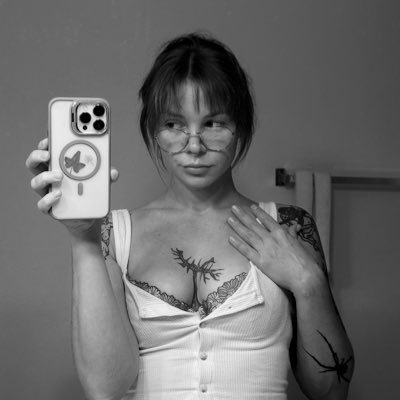 Slowphase_'s profile picture. 27• Brat • Tatted Prove you’re worth the headache loser