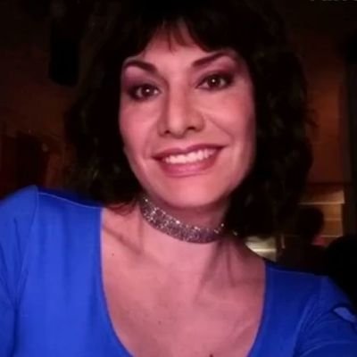 No soy presidenta, twiteo como ciudadana y gozo del derecho de la libertad de expresión.
(Trans de closet)
NO DM (No contesto)