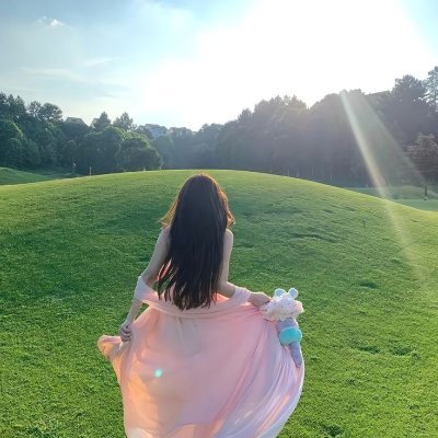 moodeukmmk1's profile picture. Living in the glow of opulence, where elegance flows like a river. 💫🌟