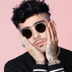 feita de livros, zayn, justin, grizi e vasco da gama.