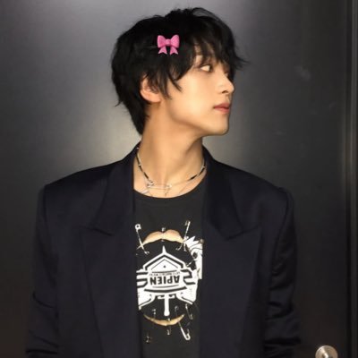 just keep looking to the šØšŖš£ (haechan) !!