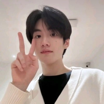 uwuoeibby's profile picture. 나 / 꽃 / 너 - i / flower / you #phutatchai 🩷