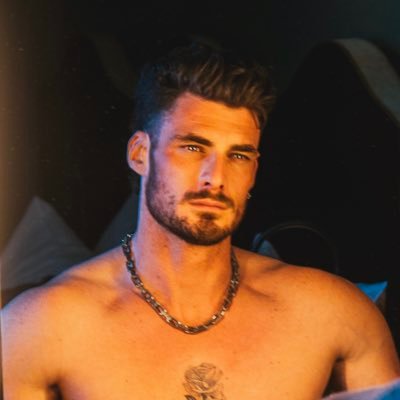 Tall, tatted, and terrible at texting back. 6’6” 📏 Melbourne, Australia 🇦🇺