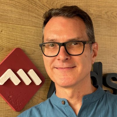 Director de la agencia @ZINKDO VP Consulting & Content Services en @Adsmurai hablando de comunicación y marketing online