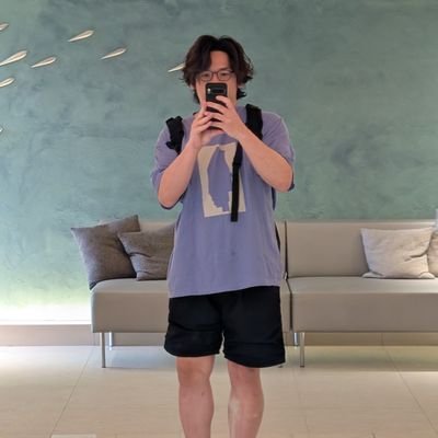 ラグビーのやりすぎで首が太いまま戻らなくなった人/前田染工という京都の和雑貨の会社で兄弟でアトツギしてます/首と肩幅のせいで顔が小さく見えるらしいですが帽子のサイズは大きいです