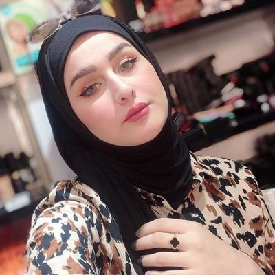 أحب اختلافي وأقدس فكرة أني لا أتبع أحد، لا تهمني أي نظرة في العالم غير نظرتي لذاتي وما دون ذلك؟ لا يعنيني🇮🇶
