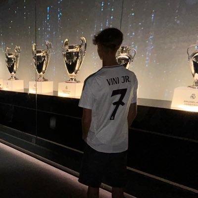 cxndy79's profile picture. 18 🇵🇱 • @ManUtd @realmadrid @warriors