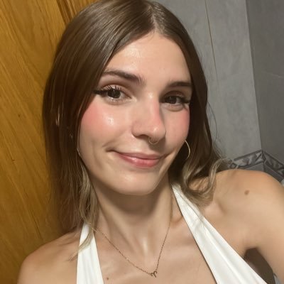 22 yo
por desgracia me llamo alexa
ig: alexiixu ♡ // twtv: Qeaah ✰