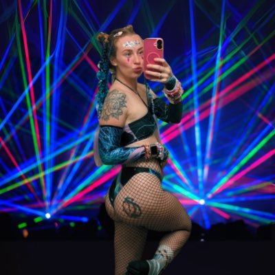 headbanging @ the rail | east coast ◡̈ | festival promoter | ur newest obsession | scorpio | rave findom brat 🖤