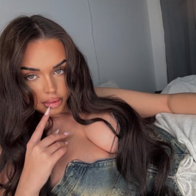 fantasylucyyy's profile picture. 19 • Chicago 🌆 Brunette with a darker vibe 🌹