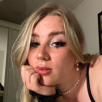 Sweet 👅 spicy 🔥 and quirky girl who loves doing dirty shit on camera ❤️ creator looking for collab send dm. She/her 🏳⚧