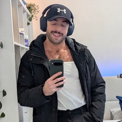 I’m a proud gay , I came out as a gay when I was 16 🏳️🌈🏳️🌈 and I’m single i love older men 🤓