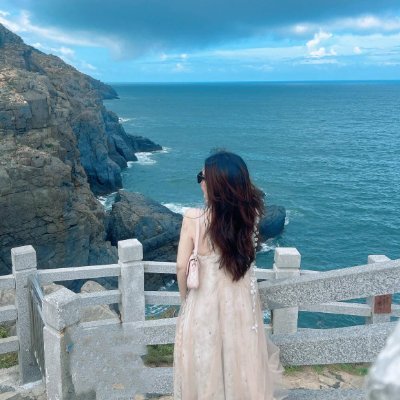 qswix69468599's profile picture. 読書が好きで、文字の世界に安らぎを見つけます。