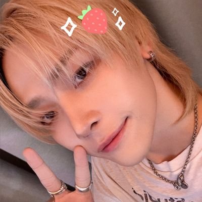 ! do not disturb, i have too much issues already 🍓 baby LUNÉ ✮⋆˙ playing guitar with Juju & Nicho ~♬⋆.˚