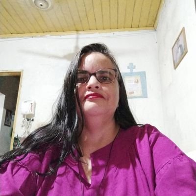 Sou uma pessoa que ama está atenta nos acontecimento da história e da vida do cotidiano, tenho um temperamento fácil de se lidar, gosto muito de Deus e de Maria