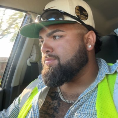 SC: versace_jay23 || #ChiefsKingdom || 90's baby 🤩 Ima dad.. 2 fur babies 🐶 🐶