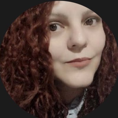 Epitafio: No fui todo lo buena que quise, tampoco todo lo mala que pude. Donde está tu atención, estás tú. Mi pasatiempo favorito es hacerte pensar.