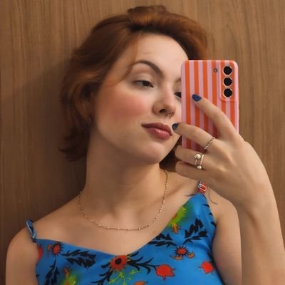 Há em mim uma mulher atormentada e outra que observa.