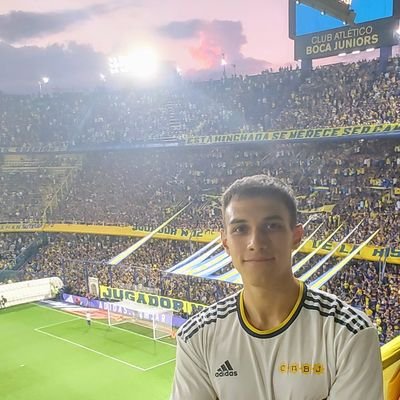 Esta cuenta es irreal y grosera, los tuits célebres son pobres copys y, debido a su contenido, nadie la debe seguir.