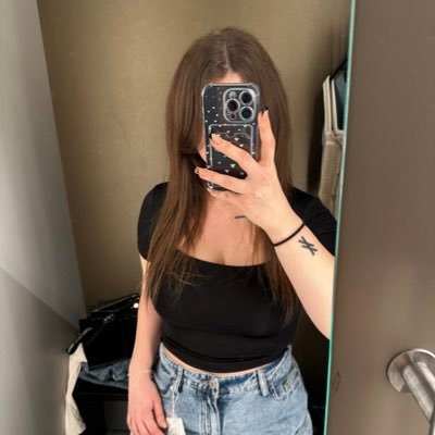 xjeessyyy's profile picture. the voices in my head keep telling me  to choose a side - it‘s heaven or hell, like it‘s do or die 🎶