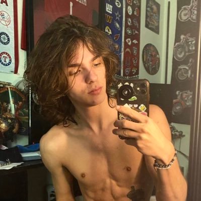 hllzx09's profile picture. مراهق يحب امهات البدو ومتحرر اشوي