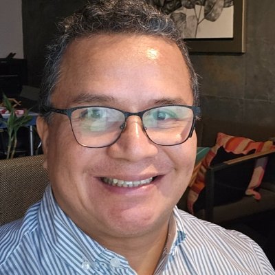 🇵🇪 Peruano
⚖️ Abogado digital
🎓 Estudios en filosofía y psicología
🎓 Estudios de maestría en ciencia política y en enseñanza del derecho
❤️ Papá de Gracia