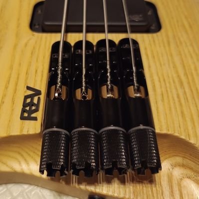 ベースを弾けるようになりたい機材オタク未満。
ヘッドレスとショートスケールによく反応します。
中身は地方の会社員(👶子1😺猫3扶養中)