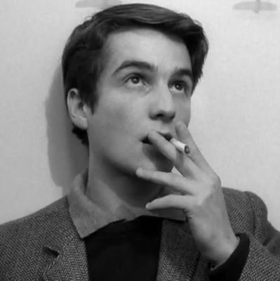 Curto metal/rock, gosto de cinema, ouço uns kpop/k-indie, tô sempre falando dos meus atores e filmes favoritos e sou straight edge