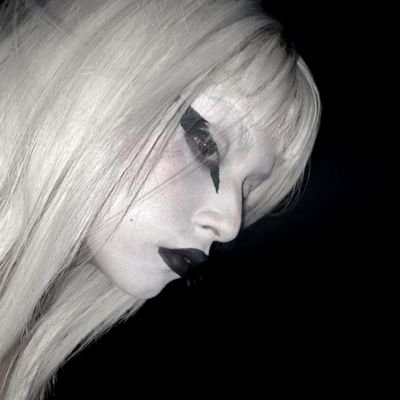 𝘺𝘰𝘶 𝘤𝘢𝘯'𝘵 𝘣𝘶𝘺 𝘮𝘺 𝘴𝘰𝘶𝘭.
gothic subculture, movies, fashion, shoegaze and kalledy ☥