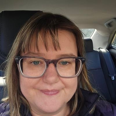 Cat mom. Illustrator. Photographer. Nature Lover. Horror movies and Halloween 🎃. Published author