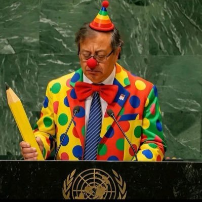 Debemos enfrentar los peligros que representa el mayor mitómano que ha existido en Colombia. Nunca ha existido mayor mentiroso corrupto en Colombia. Peligro 🧐