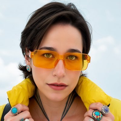 DJ, produtora, label manager, ex-blogueira e mãe de pet