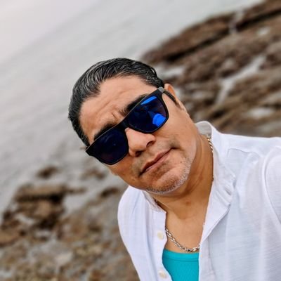Exploro cómo la tecnología transforma los negocios.