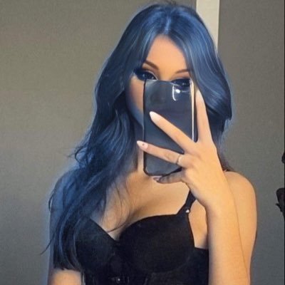 vroxlunare's profile picture. 