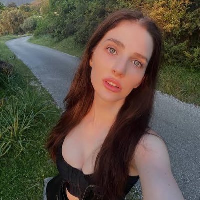 reislin_model0's profile picture. أنا صادق جدا وجدير بالثقة ومحب ولا تستخدم الضغط هو العمل ولا تخف من إخباري بما تريد أحبك  lovely and kind 🍒🍑🍆