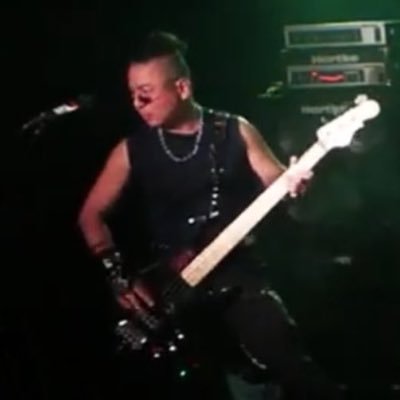 bass_wacky's profile picture. 新アカウントです。家族と猫と音楽と料理を愛するモヒカンベーシスト！ @yamitsuki_shigaヤミツキ（メタルバンド） https://t.co/unHG1qO373シナプス（ハードロックバンド）　O.M.C.（パンクバンド）