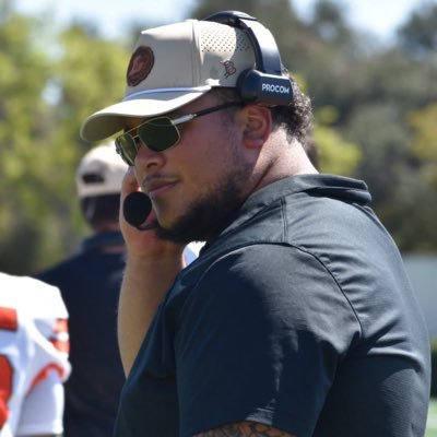 LCFOOTBALL Offensive Line Coach. From Sac Town down⬇️ Central Valley Cali Ballers HMU 🏈🏈 Send them Film Links‼️‼️