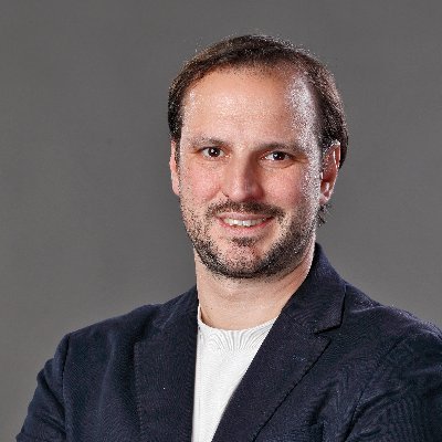 Socio Director Liquid Fellows. Consultor de comunicación estratégica & Influencia Digital. Gallego. Mensa. PDG. Política - Creatividad - Comunicación.