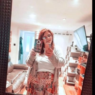 📚 Lass in publishing
📖 Book club
💼 PR & Marketing Exec @Orendabooks | 💌 1/3 Editor of @TheDebutDigest | Views are my own |