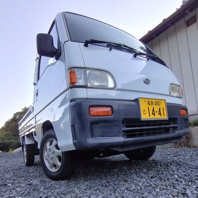 福島県在住の変人クルマオタク
職業∶田舎のエネオス勤続13年目⛽(危険物取扱者乙4類所持)
趣味はドライブ・クルマの修繕、レコード収集、ブルーアーカイブ、資産運用
公用車風カローラと農協に居そうなサンバー
愛車
トヨタ カローラアクシオ1.5G (2016)
スバル サンバーSDX660MSC (1993)
