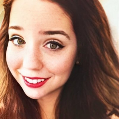 Angehende neurodiverse Akademikerin mit Weinunverträglichkeit. She/Her